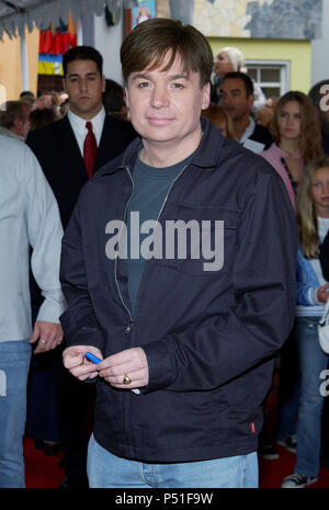 Mike Myers arrivant à l ' Dr Seuss 'Le chat dans le chapeau Premiere '   à l'Universal Amphitheatre de Los Angeles. 8 novembre, 2003.MyersMike18 Red Carpet Event, Vertical, USA, Cinéma, Célébrités, photographie, Bestof, Arts, Culture et divertissement, Célébrités Topix fashion / Vertical, Best of, événement dans la vie d'Hollywood, Californie - Tapis rouge et en backstage, USA, Cinéma, Célébrités, cinéma, télévision, Célébrités célébrités musique, photographie, Arts et culture, Bestof, divertissement, Topix, vertical, une seule personne, à partir de l'années , de 2003 à 2005, enquête tsuni-Gamma@US Banque D'Images