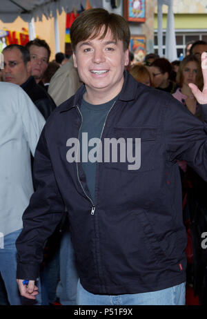 Mike Myers arrivant à l ' Dr Seuss 'Le chat dans le chapeau Premiere '   à l'Universal Amphitheatre de Los Angeles. 8 novembre, 2003.MyersMike19 Red Carpet Event, Vertical, USA, Cinéma, Célébrités, photographie, Bestof, Arts, Culture et divertissement, Célébrités Topix fashion / Vertical, Best of, événement dans la vie d'Hollywood, Californie - Tapis rouge et en backstage, USA, Cinéma, Célébrités, cinéma, télévision, Célébrités célébrités musique, photographie, Arts et culture, Bestof, divertissement, Topix, vertical, une seule personne, à partir de l'années , de 2003 à 2005, enquête tsuni-Gamma@US Banque D'Images