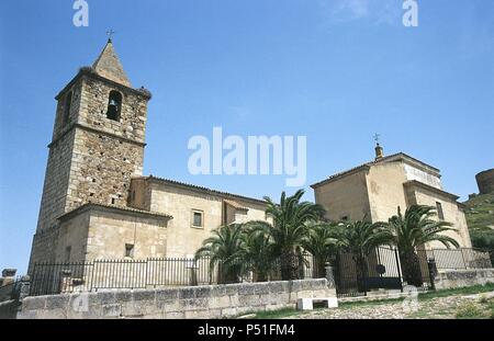 L'ESTRÉMADURE. MEDELLIN. Vista de la IGLESIA DE SAN MARTIN, erigida en el siglo XIII restaurada y en el XVII. En el interior del se bautismal la pila donde fue bautizado el conquistador Hernán Cortés. Provincia de Badajoz. España. Banque D'Images