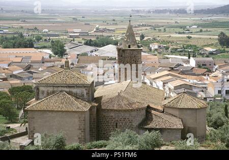 L'ESTRÉMADURE. MEDELLIN. Panorámica de la población y, en primer término, IGLESIA DE SAN MARTIN construida en el siglo XIII. En el interior del se bautismal la pila donde fue bautizado el conquistador Hernán Cortés. Provincia de Badajoz. España. Banque D'Images