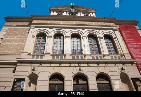 TEATRO ROJAS. Vista de la fachada del Edificio, erigido en el año 1878 en l'honneur al dramaturgo toledano ROJAS ZORRILLA (1607-1648). Se construyó en el solar del Antiguo mesón de la Fruta (Siglo XV), donde se representaban obras de teatro. TOLEDO. Castille la Manche. España. Banque D'Images