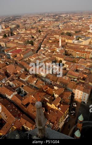 L'Italie. Cremona. Aperçu de la vieille ville depuis le clocher de la cathédrale de Crémone, connu communément par Torrazzo. La Lombardie. Banque D'Images