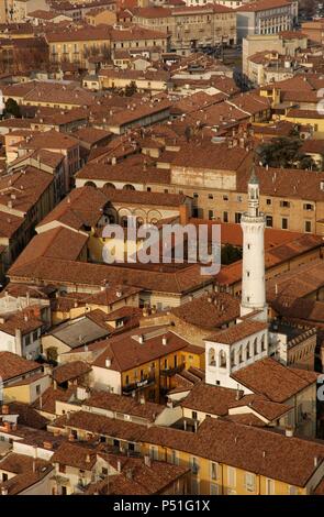 L'Italie. Cremona. Aperçu de la vieille ville depuis le clocher de la cathédrale de Crémone, connu communément par Torrazzo. La Lombardie. Banque D'Images