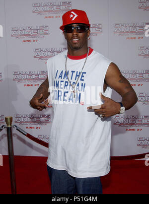 P Diddy arrivant à la première de ' Charlie's Angels ' au Chinese Theatre de Los Angeles. 18 juin 2003.Pdaddy036 Red Carpet Event, Vertical, USA, Cinéma, Célébrités, photographie, Bestof, Arts, Culture et divertissement, Célébrités Topix fashion / Vertical, Best of, événement dans la vie d'Hollywood, Californie - Tapis rouge et en backstage, USA, Cinéma, Célébrités, cinéma, télévision, Célébrités célébrités musique, photographie, Arts et culture, Bestof, divertissement, Topix, vertical, une seule personne, depuis les années 2003 à 2005, , tsuni@Gamma-USA.com enquête - les trois quarts Banque D'Images