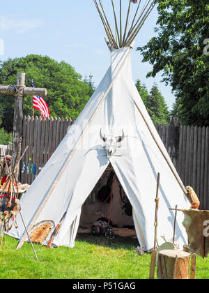 Un seul et unique tipi dans un champ. Des tipis sont utilisés dans de nombreux camps d'été comme abri pour les campeurs. France Banque D'Images