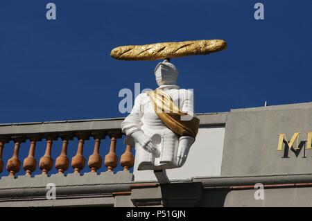 Musée DALI. Installé en el antiguo teatro municipal, edificado en el s. XIX. Detalle de una estatua decorativa de la fachada del Museo. FIGUERES. Comarca de l'Alt Empordà. Provincia de Girona. Cataluña. Banque D'Images