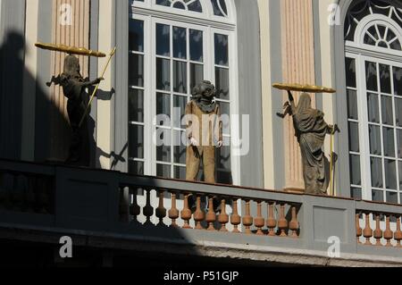 Musée DALI. Installé en el antiguo teatro municipal, edificado en el s. XIX. Detalle del balcón de la Fachada principal. FIGUERES. Comarca de l'Alt Empordà. Provincia de Girona. Cataluña. Banque D'Images