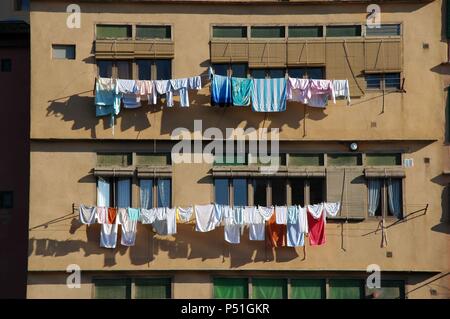 Detalle de fachadas algunas de las casas típicas junto al rio Onyar (Oñar) con ROPA TENDIDA SECANDOSE AL SOL. GIRONA. Cataluña. Banque D'Images