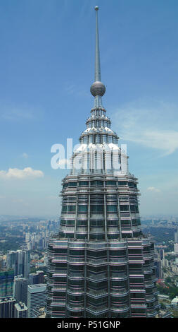 KUALA LUMPUR, MALAISIE - 12 avril 2015 : détail de haut de Tours Petronas à Kuala Lumpur vue directement de l'autre Twin Tower, également connu sous le nom de Petronas Menara Banque D'Images