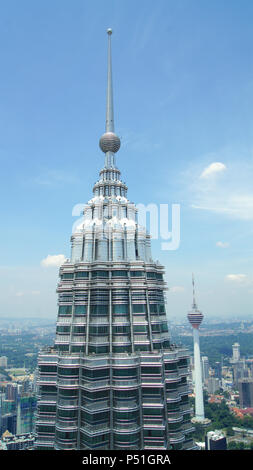 KUALA LUMPUR, MALAISIE - 12 avril 2015 : détail de haut de Tours Petronas à Kuala Lumpur vue directement de l'autre Twin Tower, également connu sous le nom de Petronas Menara Banque D'Images