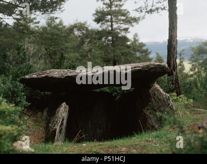 ARTE PREHISTORICO. NEOLITICO. ESPAÑA. DOLMEN DE LA CABANA DE MORO. Interesante dolmen megalítico de tipo cámara Pirenaica. Localizado cerca de Sorri, a unos 1500 m. de altitude. Comarca del Alt Urgell. Provincia de Lleida. Cataluña. Banque D'Images