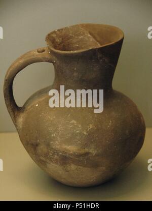 L'art préhistorique. début de l'âge du Bronze. Pot à la main d'argile sans décoration. Corps globulaire à col large et d'une poignée. En date du troisième millénaire avant J.-C. dans le Musée Archéologique National. Athènes. La Grèce. Banque D'Images