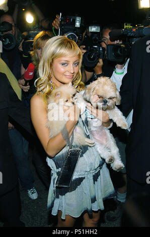 Nicole Richie à la Pelle Pelle's Celebrity Catwalk pour organisme de bienfaisance pour animal, à l'Hollywood Palladium de Los Angeles. 19 août, 2004.RichieNicole083 Red Carpet Event, Vertical, USA, Cinéma, Célébrités, photographie, Bestof, Arts, Culture et divertissement, Célébrités Topix fashion / Vertical, Best of, événement dans la vie d'Hollywood, Californie - Tapis rouge et en backstage, USA, Cinéma, Célébrités, cinéma, télévision, Célébrités célébrités musique, photographie, Arts et culture, Bestof, divertissement, Topix, vertical, une seule personne, à partir de l'années , de 2003 à 2005, enquête tsuni@Gamm Banque D'Images