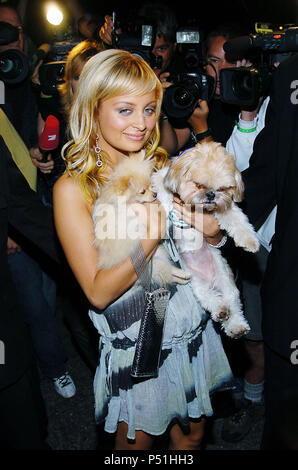 Nicole Richie à la Pelle Pelle's Celebrity Catwalk pour organisme de bienfaisance pour animal, à l'Hollywood Palladium de Los Angeles. 19 août, 2004.RichieNicole084 Red Carpet Event, Vertical, USA, Cinéma, Célébrités, photographie, Bestof, Arts, Culture et divertissement, Célébrités Topix fashion / Vertical, Best of, événement dans la vie d'Hollywood, Californie - Tapis rouge et en backstage, USA, Cinéma, Célébrités, cinéma, télévision, Célébrités célébrités musique, photographie, Arts et culture, Bestof, divertissement, Topix, vertical, une seule personne, à partir de l'années , de 2003 à 2005, enquête tsuni@Gamm Banque D'Images