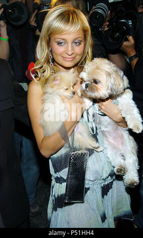 Nicole Richie à la Pelle Pelle's Celebrity Catwalk pour organisme de bienfaisance pour animal, à l'Hollywood Palladium de Los Angeles. 19 août, 2004.RichieNicole085 Red Carpet Event, Vertical, USA, Cinéma, Célébrités, photographie, Bestof, Arts, Culture et divertissement, Célébrités Topix fashion / Vertical, Best of, événement dans la vie d'Hollywood, Californie - Tapis rouge et en backstage, USA, Cinéma, Célébrités, cinéma, télévision, Célébrités célébrités musique, photographie, Arts et culture, Bestof, divertissement, Topix, vertical, une seule personne, à partir de l'années , de 2003 à 2005, enquête tsuni@Gamm Banque D'Images