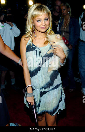 Nicole Richie à la Pelle Pelle's Celebrity Catwalk pour organisme de bienfaisance pour animal, à l'Hollywood Palladium de Los Angeles. 19 août, 2004.RichieNicole089 Red Carpet Event, Vertical, USA, Cinéma, Célébrités, photographie, Bestof, Arts, Culture et divertissement, Célébrités Topix fashion / Vertical, Best of, événement dans la vie d'Hollywood, Californie - Tapis rouge et en backstage, USA, Cinéma, Célébrités, cinéma, télévision, Célébrités célébrités musique, photographie, Arts et culture, Bestof, divertissement, Topix, vertical, une seule personne, à partir de l'années , de 2003 à 2005, enquête tsuni@Gamm Banque D'Images