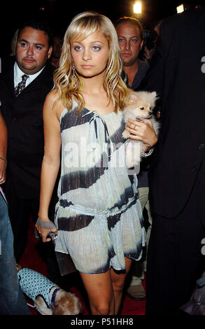 Nicole Richie à la Pelle Pelle's Celebrity Catwalk pour organisme de bienfaisance pour animal, à l'Hollywood Palladium de Los Angeles. 19 août, 2004.RichieNicole090A Red Carpet Event, Vertical, USA, Cinéma, Célébrités, photographie, Bestof, Arts, Culture et divertissement, Célébrités Topix fashion / Vertical, Best of, événement dans la vie d'Hollywood, Californie - Tapis rouge et en backstage, USA, Cinéma, Célébrités, cinéma, télévision, Célébrités célébrités musique, photographie, Arts et culture, Bestof, divertissement, Topix, vertical, une seule personne, à partir de l'années , de 2003 à 2005, enquête tsuni@Gam Banque D'Images