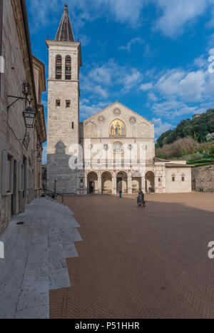 Spoleto (Italie) - Le charmant village médiéval en Ombrie avec le Duomo, église vieux château et l'ancien pont nommé 'Ponte delle Torri' Banque D'Images
