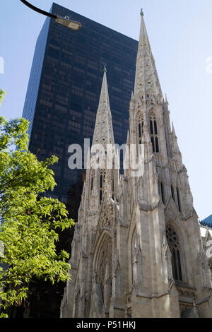 Les clochers de la Cathédrale St Patrick sur la 5e Avenue, New York Etats-unis. St Patrick's est une église catholique romaine. Banque D'Images