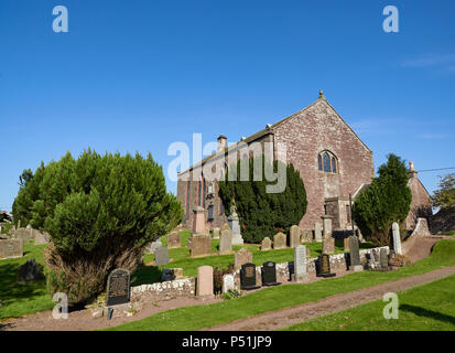 Des pierres tombales dans le cimetière de Kirk Monikie, dont certaines remontent aux années 1600, sur une journée d'été en mai, Angus, Scotland. Banque D'Images