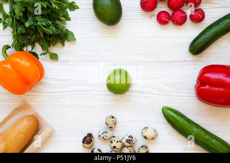 Ensemble de matières alimentaires sur un fond de bois blanc. Mise à plat. Vue d'en haut. À partir de ci-dessus. Banque D'Images