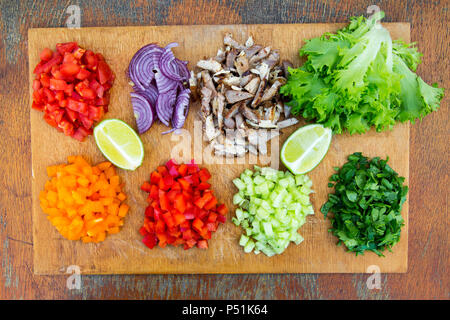 Ensemble de légumes frais haché avec de la chaux et de la viande bovine sur planche de bois. Les tacos ingrédients. Vue d'en haut. À partir de ci-dessus. Mise à plat. Banque D'Images