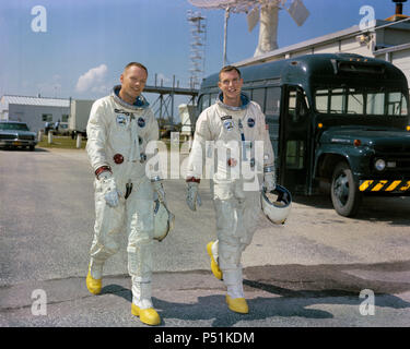 (11 mars 1966) --- Les astronautes Neil A. Armstrong (à gauche), pilote de commande, et David R. Scott, pilote, le premier équipage Gemini-8 Banque D'Images