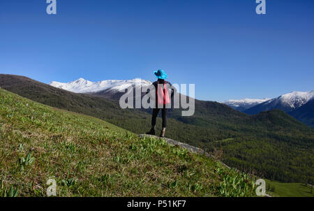 Trekking dans le nord du désert, le parc national du lac Kanas, Xinjiang, Chine Banque D'Images