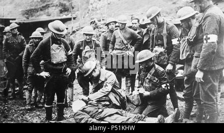 La photographie montre un médecin avec un soldat américain blessé derrière les lignes en France, pendant la Première Guerre mondiale. Banque D'Images
