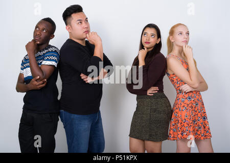 Portrait de groupe diversifié de la pensée d'amis multi ethnic wh Banque D'Images