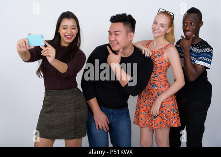 Studio shot of happy groupe diversifié d'amis multi ethnic smili Banque D'Images