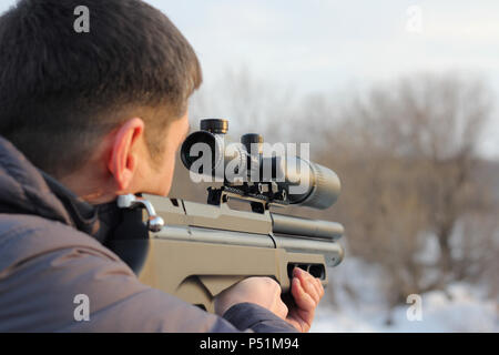 Hunter au fusil prêt à tirer sur la cible Banque D'Images