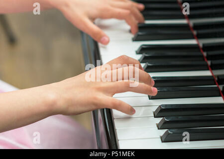 Les mains des enfants jouent du piano. La main de l'enfant sur les touches de piano Banque D'Images