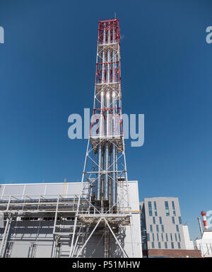 Rouge et blanc haute tube contre le ciel bleu Banque D'Images