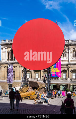 "Symphony pour une fille bien-aimée' sculpture monumentale par Anish Kapoor RA, Royal Academy of Arts exposition de l'été 2018, Burlington House Londres Banque D'Images