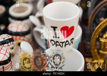 Doha, Qatar - Mart, 2018 : I love Qatar logo sur souvenir blanc cup. Boutique de souvenirs à Souq Waqif street. Banque D'Images