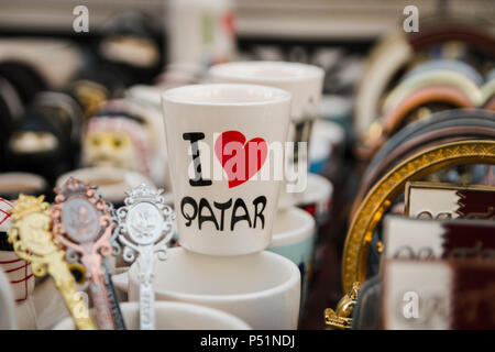 Doha, Qatar - Mart, 2018 : I love Qatar logo sur souvenir blanc cup. Boutique de souvenirs à Souq Waqif street. Banque D'Images