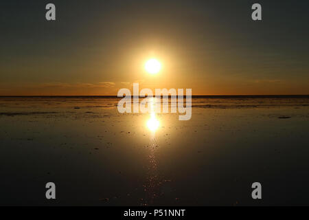 Effet de miroir du soleil couchant à Uyuni ou Salar de Uyuni en Bolivie, Amérique du Sud Banque D'Images