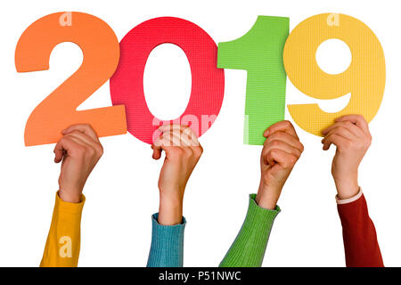 Les mains avec numéros de couleur indique l'année 2019. Isolé sur fond blanc Banque D'Images