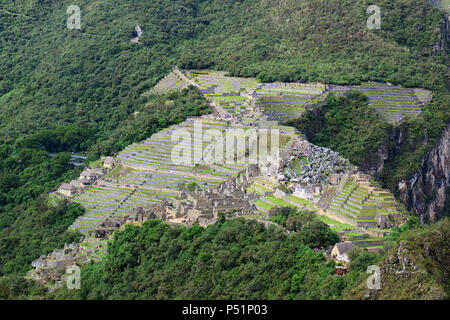 Forme de Condor incroyable citadelle de Machu Picchu vu de la montagne Huayna Picchu, Cusco, Urubamba, Pérou site archéologique classé au Patrimoine Mondial de l'UNESCO Banque D'Images