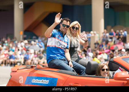 Indianapolis, Indiana, USA - Le 26 mai 2018, Graham Rahal pilote automobile d'Indycar vagues à l'appareil photo à l'Indy 500 Parade Banque D'Images