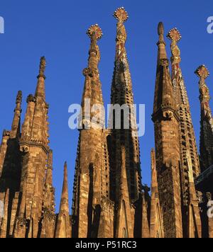 ARTE S. XIX. ESPAÑA. CORNET, Antoni Gaudi I (Reus Barcelona,1852,1926) Templo Expiatorio DE LA SAGRADA FAMILIA. Se inició su construcción con una cripta neogótica y, en 1883, Gaudí continuó su edificación. Sólo pudo realizar el ábside y la fachada del nacimiento. En 1986, Subirachs se encargó de las obras. Vista Parcial al atardecer. Barcelone. Cataluña. Banque D'Images