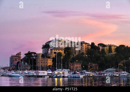 L'Italie du Nord sea village sunset purple clear sky - Rapallo - Gênes - Riviera Italienne . Banque D'Images