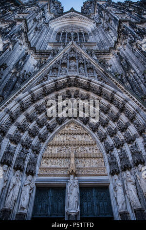 L'ensemble des sculptures et à l'entrée à l'église cathédrale de Saint Peter Banque D'Images