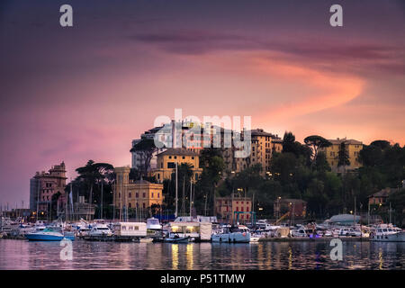 L'Italie du Nord sea village sunset vignette purple sky - Rapallo - Gênes - Riviera Italienne . Banque D'Images