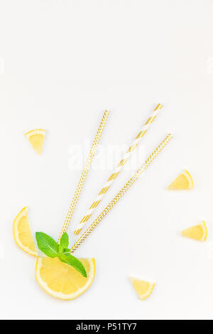 Flatlay créatifs haut afficher les agrumes frais généraux de tranches de citron et menthe feuilles herbes tableau blanc avec fond copyspace. Rafraîchissement d'été chaud co limonade Banque D'Images