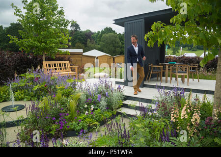 Nick Bailey dans jardin en coin salon & border - PROPOS : Un jardin familial, Chatsworth RHS Flower Show, Chatsworth House, Derbyshire, Angleterre, Royaume-Uni. Banque D'Images