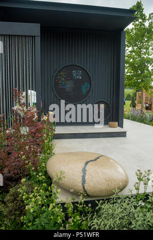 Pavillion, aire de jeu, plantes & jardin de pierres fonction - PROPOS : Un jardin familial, Chatsworth RHS Flower Show, Chatsworth House, Derbyshire, Angleterre, Royaume-Uni. Banque D'Images