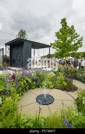 Personnes regardant coin de pavillion, dispositif de l'eau et des plantes à fleurs - L'ACLC : Un jardin familial, RHS Flower Show de Chatsworth, Derbyshire, Angleterre, Royaume-Uni. Banque D'Images