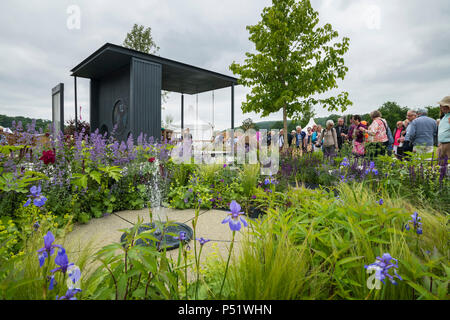 Personnes regardant coin de pavillion, dispositif de l'eau et des plantes à fleurs - L'ACLC : Un jardin familial, RHS Flower Show de Chatsworth, Derbyshire, Angleterre, Royaume-Uni. Banque D'Images